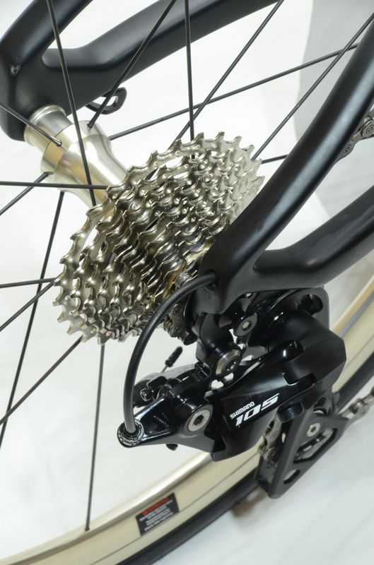 ストレートスポークの軽量ホイール [ライトモデル(R7000系105)]