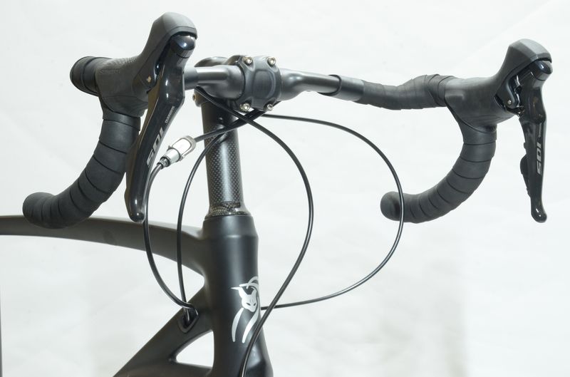 ライトモデルはハンドルバー、ステム等にカーボン製を採用 [ライトモデル(R7000系105)]