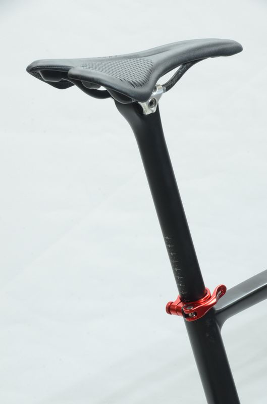 ライトモデルはサドルやシートポストにカーボン製を採用 [105/アルテグラモデル]